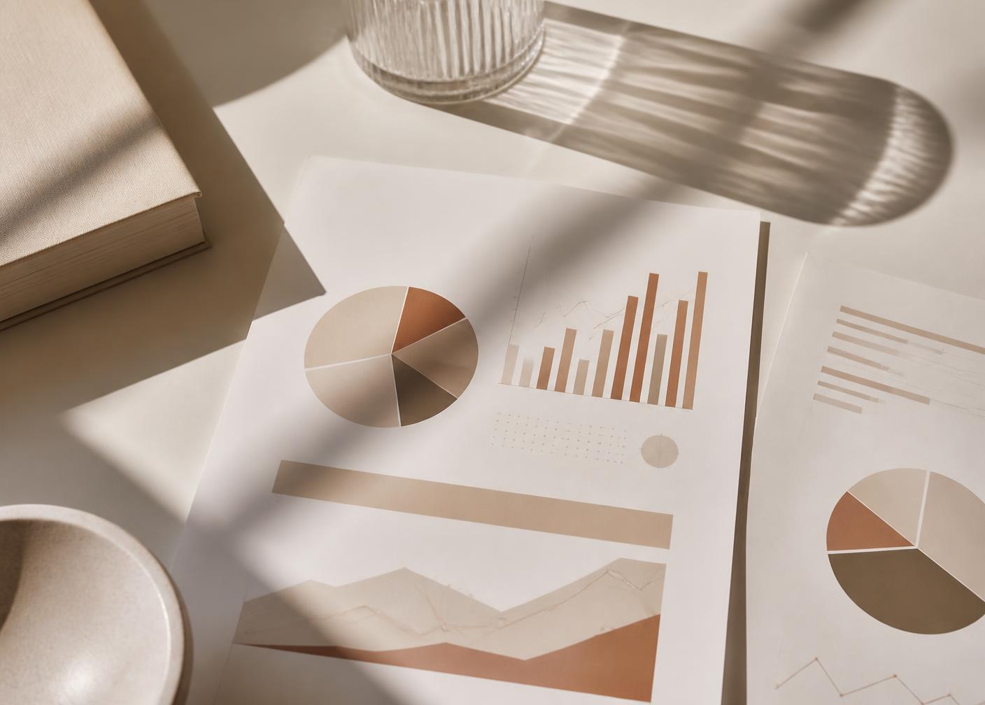 Rapports de performance marketing imprimés sur un bureau clair